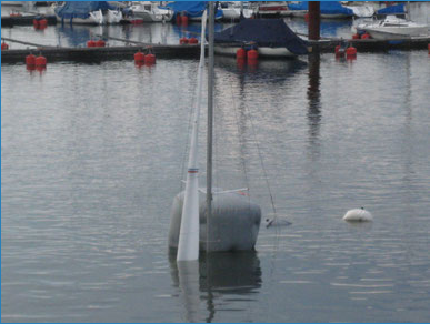 Senkendes Boot im Hafen