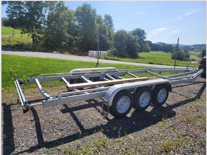 Trailer auf gravel Boden