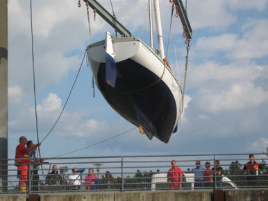Boot wird hochgehoben