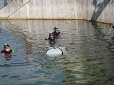 Taucher im Wasser mit Ausrüstung